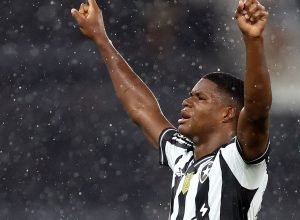 panamenho-jose-kadir-leva-botafogo-a-vitoria-no-brasileiro