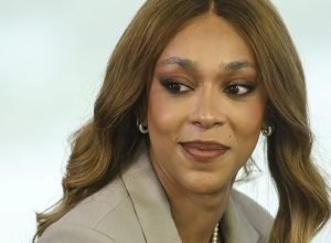 erika-hilton-acusa-nikolas-ferreira-de-usar-celular-perto-de-bolsonaro