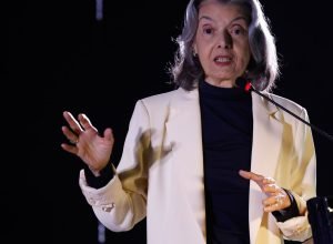 carmen-lucia:-“ditadura-e-como-erva-daninha-que-precisa-ser-cortada”