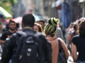 diretores-e-gerentes-negros-ganham-34%-menos-que-brancos,-revela-ibge