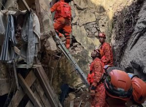 bombeiros-resgatam-17-pessoas-de-casarao-que-desabou-no-rio