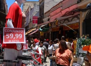 comercio-popular-do-rio-tem-movimentacao-intensa-as-vesperas-do-natal