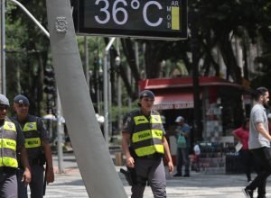 com-calor,-governo-de-sao-paulo-emite-alerta-para-economia-de-agua