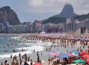 bebidas-destiladas-sao-encontradas-enterradas-na-praia-de-copacabana