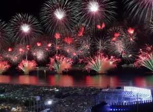 bombeiros-aprovam-vistoria-de-balsas-para-fogos-em-copacabana