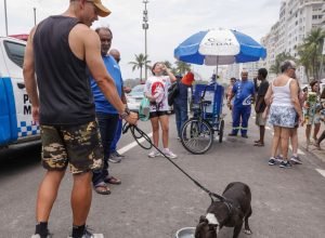 cedae-distribui-agua-para-hidratacao-no-rio
