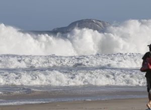 rj:-praias-seguem-com-ressaca-e-banhistas-devem-evitar-entrar-no-mar