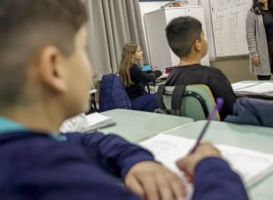 cnte-comemora-reajuste-do-piso-do-magisterio;-prefeitos-contestam