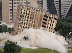 antigo-hotel-de-luxo,-torre-palace-e-implodido-no-centro-de-brasilia