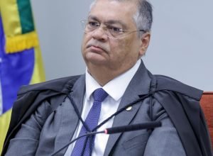 dino-manda-suspender-pagamento-de-penduricalhos-nos-tres-poderes