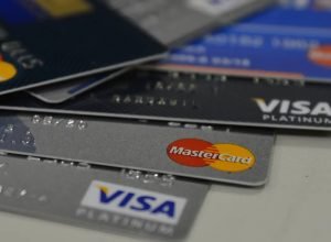 percentual-de-familias-com-dividas-cresce,-mas-inadimplencia-cai