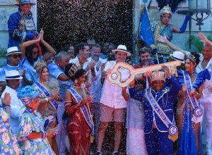 ao-rei-momo,-a-chave-da-cidade:-rio-ja-esta-sob-comando-da-corte-real