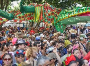 calango-careta-faz-carnaval-de-rua-“raiz”-no-ultimo-dia-de-festa-no-df