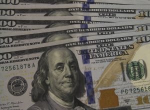 dolar-sobe-para-r$-5,24-em-meio-a-tensoes-entre-eua-e-ira