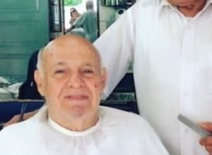 morre-o-barbeiro-que-moldou-o-topete-do-rei