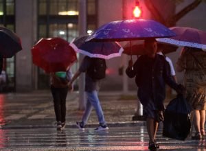 regioes-sudeste-e-nordeste-tem-alerta-vermelho-para-chuvas