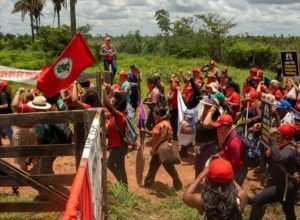 contra-violencia-e-por-reforma-agraria,-mulheres-do-mst-ocupam-terras
