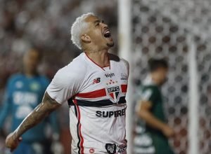 sao-paulo-vence-chapecoense-e-assume-lideranca-isolada-do-brasileiro