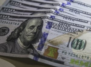 dolar-cai-a-r$-5,20-com-melhora-do-cenario-externo