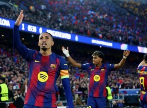 raphinha-marca-dois-em-goleada-do-barcelona-na-liga-dos-campeoes