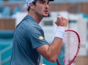 joao-fonseca-vence-estreia-em-miami-e-tera-alcaraz-na-2a-rodada