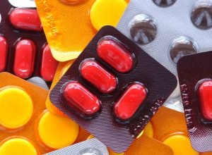 cmed-multa-distribuidoras-de-medicamentos-e-defende-regulamentacao