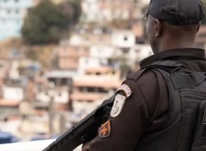 pm-apreende-tres-toneladas-de-drogas,-fuzis-e-pistolas-na-mare