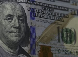 dolar-cai-a-r$-5,06,-e-bolsa-bate-recorde-com-alivio-no-oriente-medio