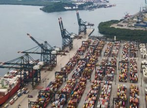porto-de-santos-prioriza-desembarque-de-caminhoes-com-gasolina