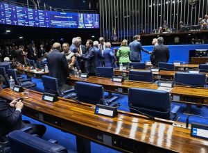 aziz-articula-rito-especial-para-levar-pec-da-escala-6×1-ao-plenario