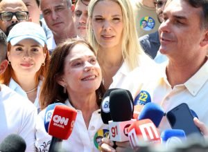 flavio-bolsonaro-diz-que-vai-manter-bolsa-familia-e-farmacia-popular