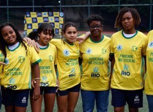 ex-jogadoras-da-selecao-de-futebol-incentivam-alunas-em-escolas-do-rio