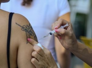 cidade-do-rio-estende-vacina-contra-dengue-para-jovens-de-19-e-20-anos