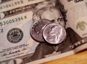 dolar-sobe-para-r$-5,89-apos-eua-confirmarem-tarifa-de-145%-a-china