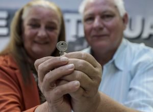 um-ano-apos-enchentes,-gauchos-celebram-conquista-de-novas-casas