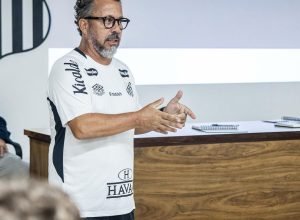 ex-auxiliar-de-tite,-cleber-xavier-debuta-como-tecnico-no-santos