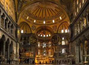 hagia-sophia:-mesquita-de-1.600-anos-resistiu-a-queda-de-imperios;-conheca