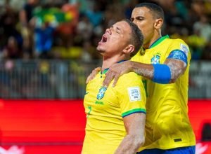 copa-do-mundo-de-beach-soccer:-brasil-goleia-oma-por-11-a-1