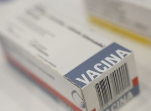 fiocruz-firma-acordo-em-prol-de-vacinas-com-instituto-pasteur-e-sanofi