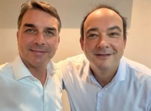 Flávio Bolsonaro e Roscoe anunciam candidatura