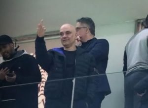Moraes mostra o dedo