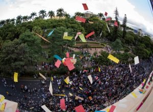 foto1_Léo Lara_Público na Praça da Liberdade_Circuito Literário 2014_parceria Rosana e Lu Salles-min
